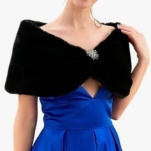🎊Host Pick 🎊 NWT JAKAWIN Women's Faux Fur Wrap, Black, Small-Medium